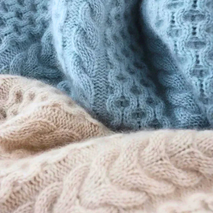 Comfortable sweater with a cashmere turtleneck in solid color