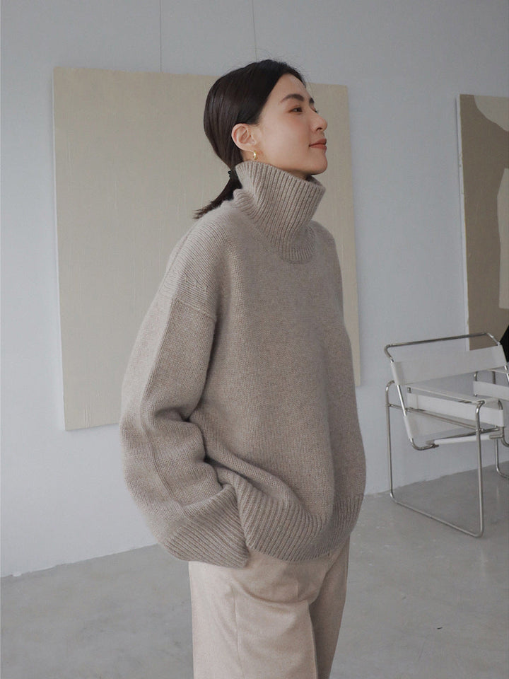 Women's loose and elegant sweater with a mock turtleneck, in a solid color, for everyday wear