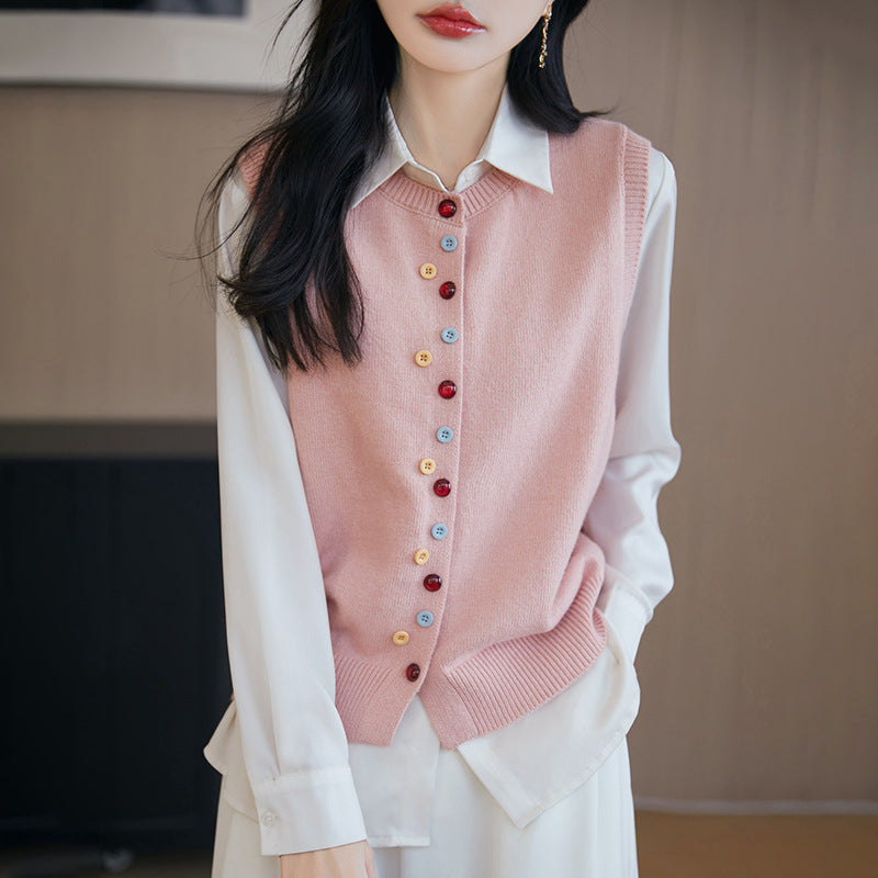 Elegant and comfortable sleeveless sweater with multicolored buttons