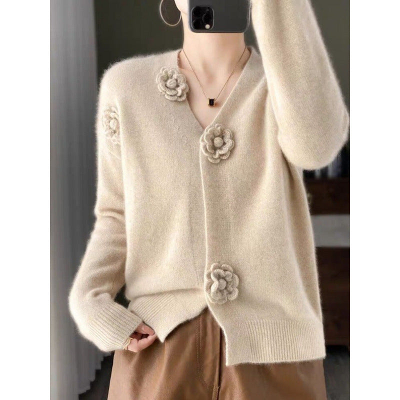 Elegant and comfortable, soft-touch cardigan with hand-woven flowers