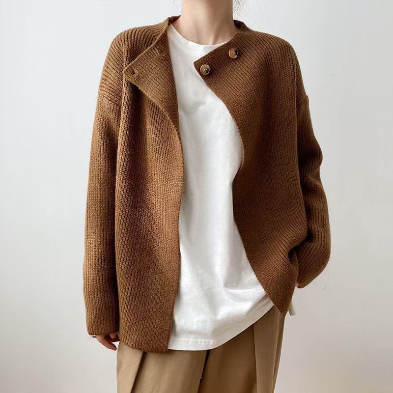 Elegant, insulated poncho sweater in a solid color, button-up