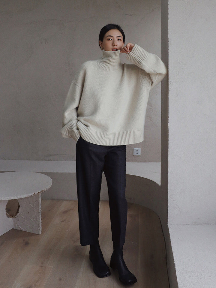 Women's loose and elegant sweater with a mock turtleneck, in a solid color, for everyday wear