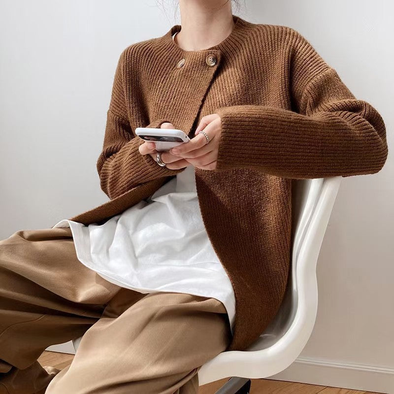 Elegant, insulated poncho sweater in a solid color, button-up