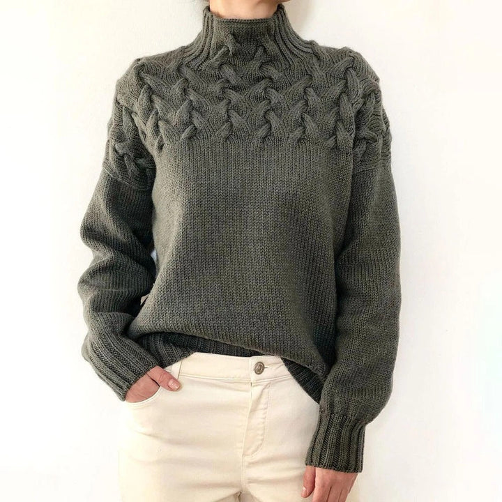 Elegant solid-colored cashmere sweater with a turtleneck