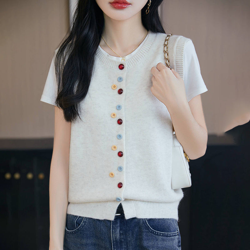 Elegant and comfortable sleeveless sweater with multicolored buttons