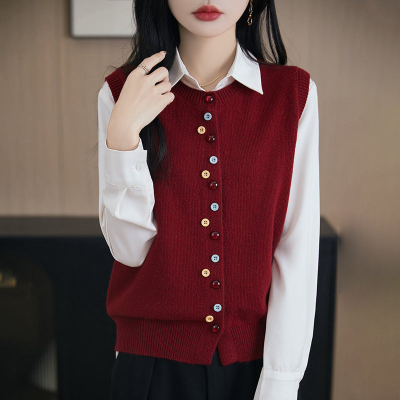 Elegant and comfortable sleeveless sweater with multicolored buttons