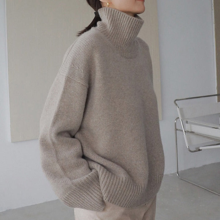 Women's loose and elegant sweater with a mock turtleneck, in a solid color, for everyday wear