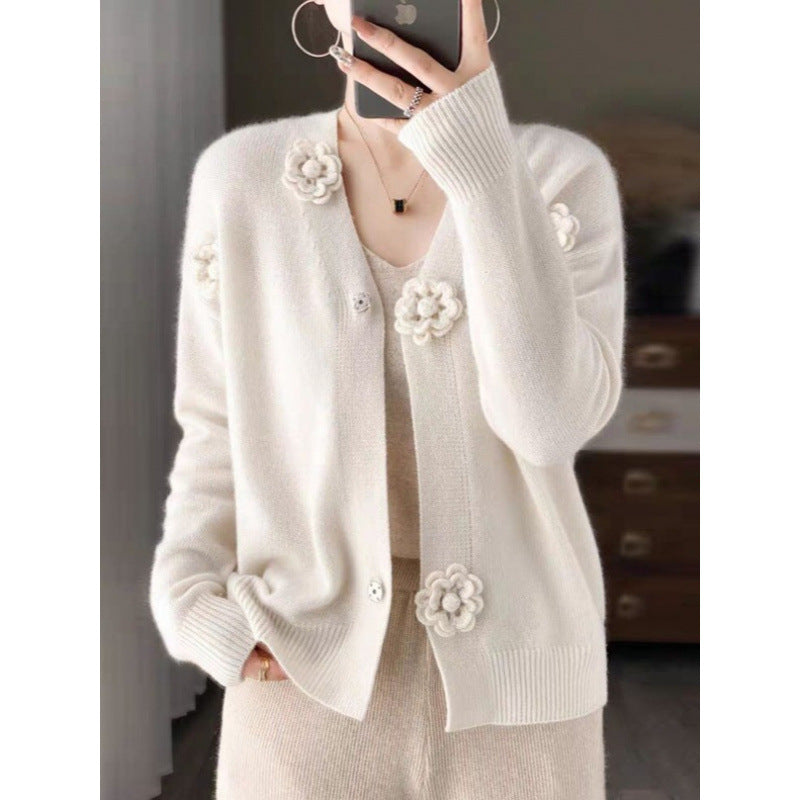 Elegant and comfortable, soft-touch cardigan with hand-woven flowers