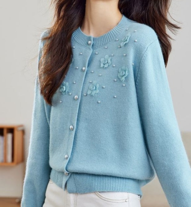 Elegant, comfortable, and soft-to-the-touch cardigan with a beautiful floral pattern