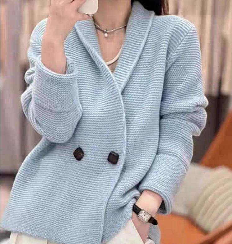 Elegant, loose-fitting wool cardigan with a V-neck and button closure