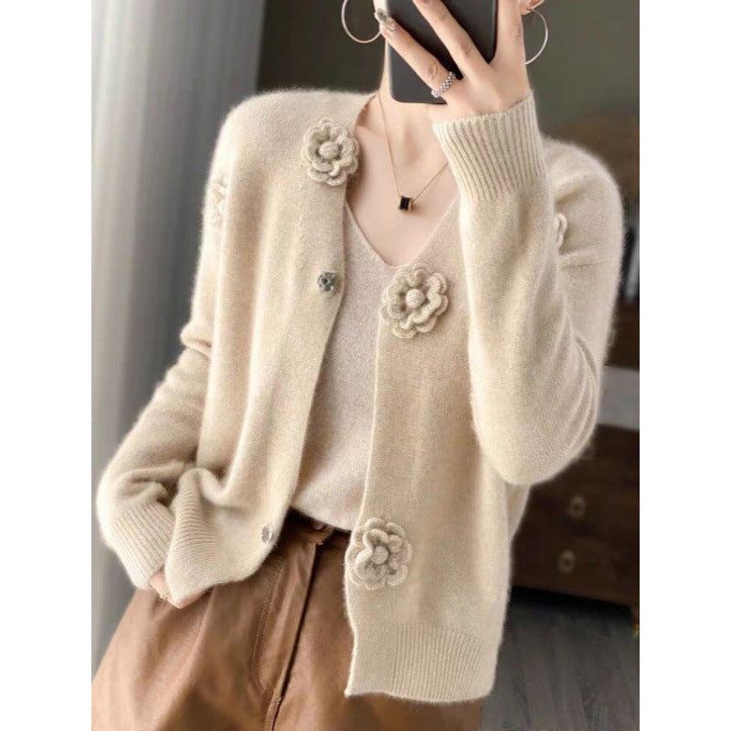 Elegant and comfortable, soft-touch cardigan with hand-woven flowers