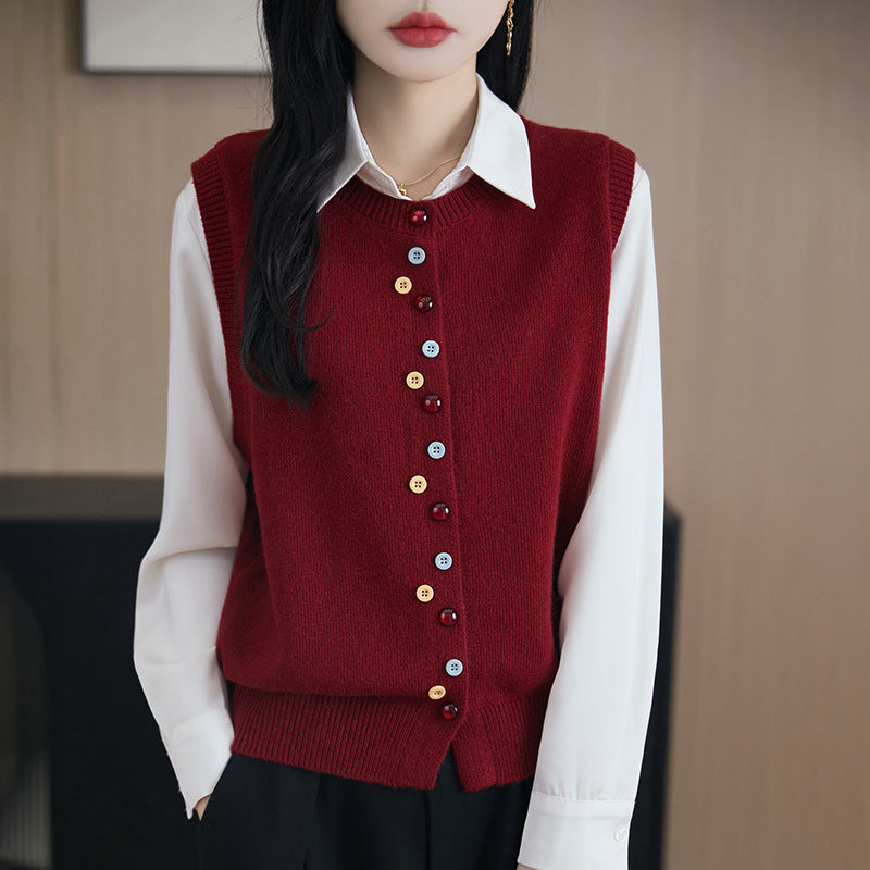 Elegant and comfortable sleeveless sweater with multicolored buttons
