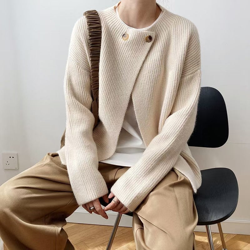 Elegant, insulated poncho sweater in a solid color, button-up