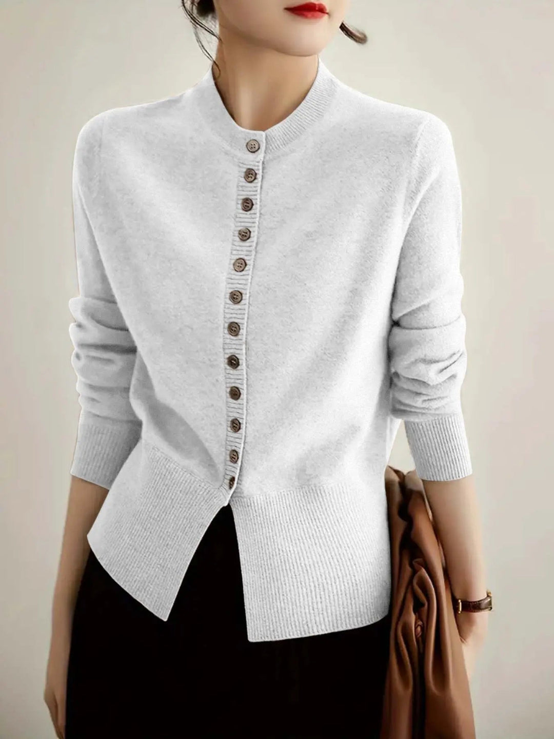 Elegant and comfortable cardigan made of soft knit, buttoned