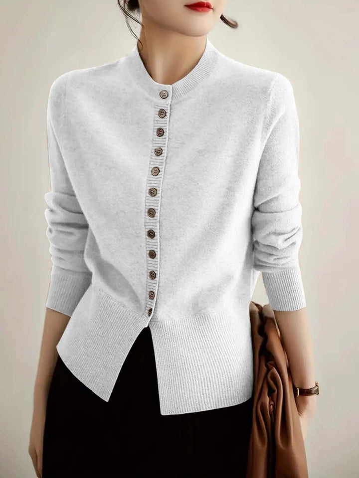 Elegant and comfortable cardigan made of soft knit, buttoned