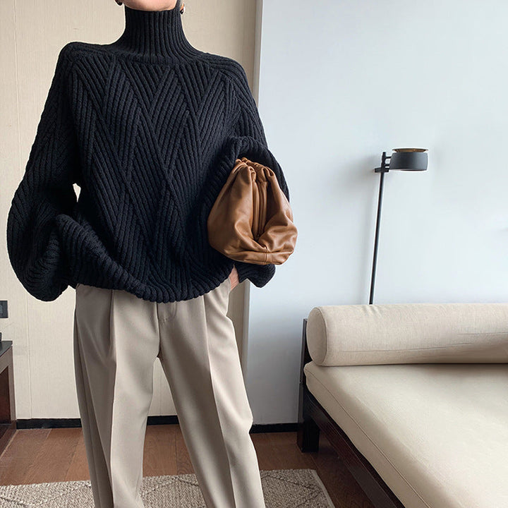 Elegant and Loose Sweater with Thick Turtleneck in Diagonal Pattern