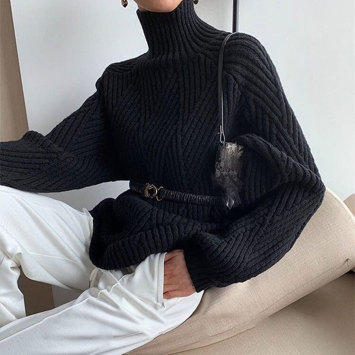Elegant and Loose Sweater with Thick Turtleneck in Diagonal Pattern