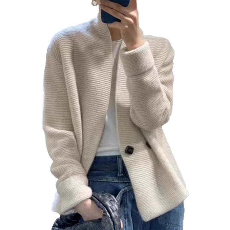 Elegant, loose-fitting wool cardigan with a V-neck and button closure