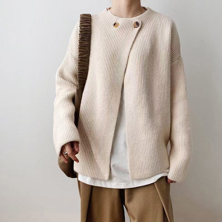 Elegant, insulated poncho sweater in a solid color, button-up