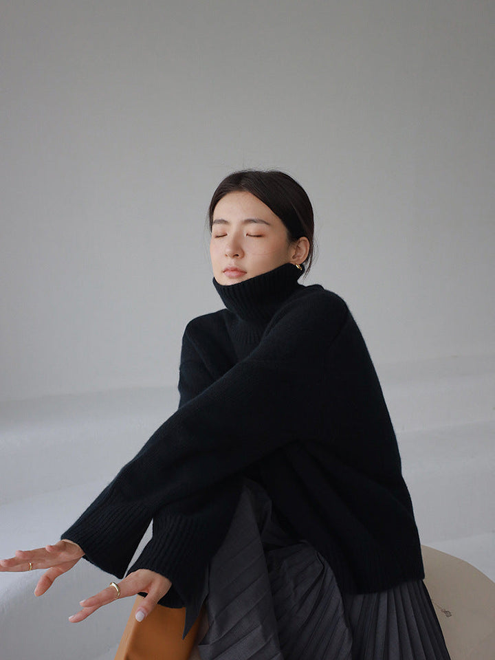 Women's loose and elegant sweater with a mock turtleneck, in a solid color, for everyday wear