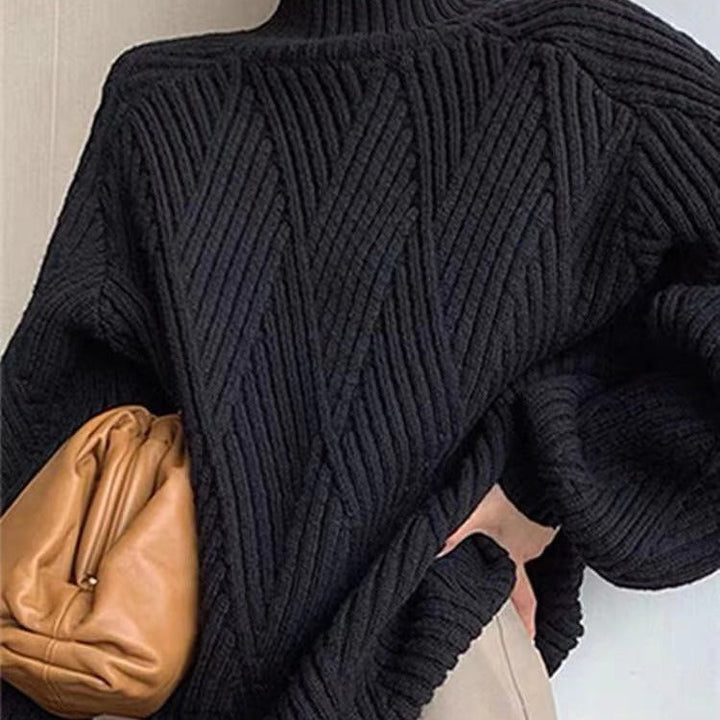 Elegant and Loose Sweater with Thick Turtleneck in Diagonal Pattern