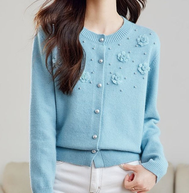 Elegant, comfortable, and soft-to-the-touch cardigan with a beautiful floral pattern