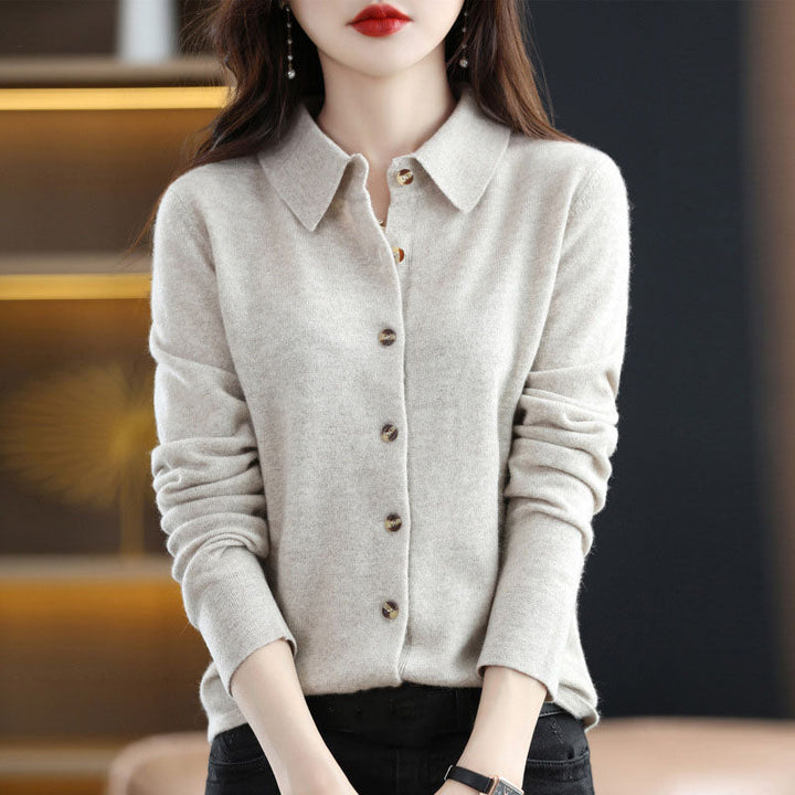 Elegant and comfortable sweater with cashmere lapels in solid color