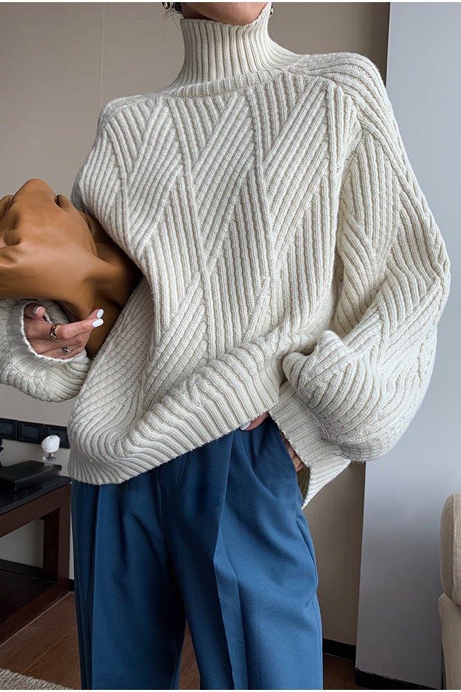 Elegant and Loose Sweater with Thick Turtleneck in Diagonal Pattern
