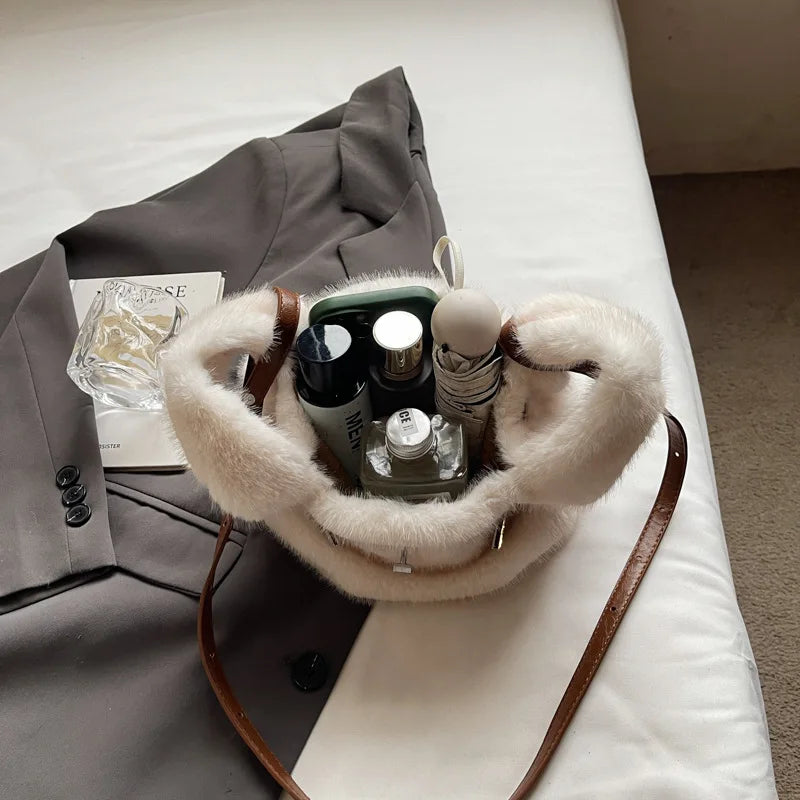 Bowien | Everyday Shoulder Bag in Faux Fur