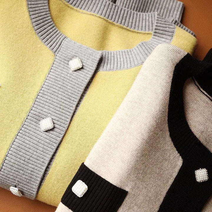Elegant and comfortable women's cardigan made of contrasting color knit, with a delicate and sweet character