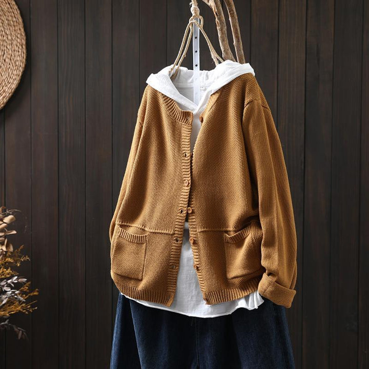 Casual and comfortable cashmere sweater in solid color, button-up