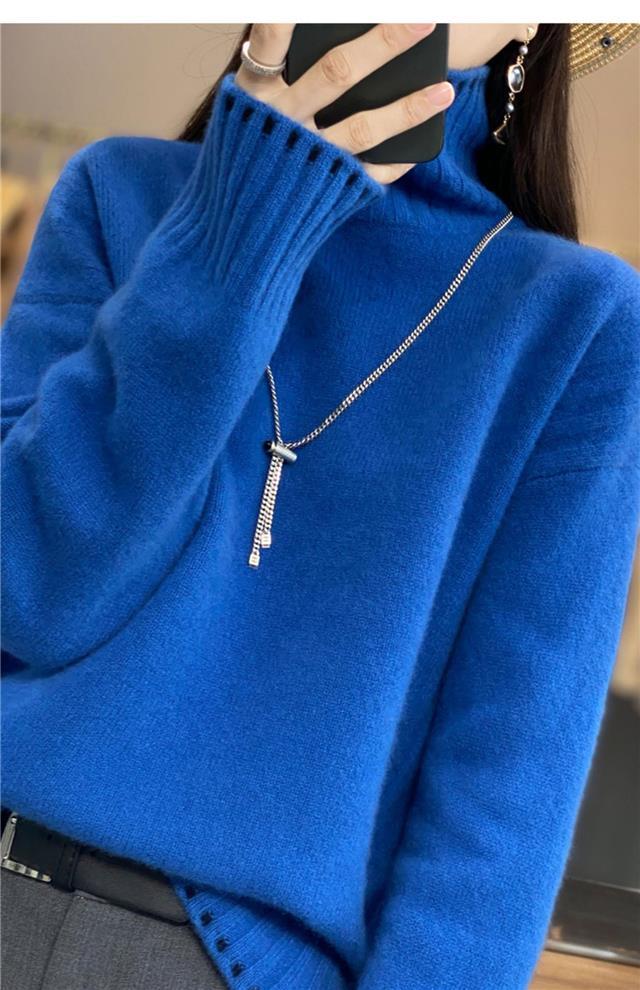 Elegant and comfortable, warm cashmere turtleneck sweater in solid color