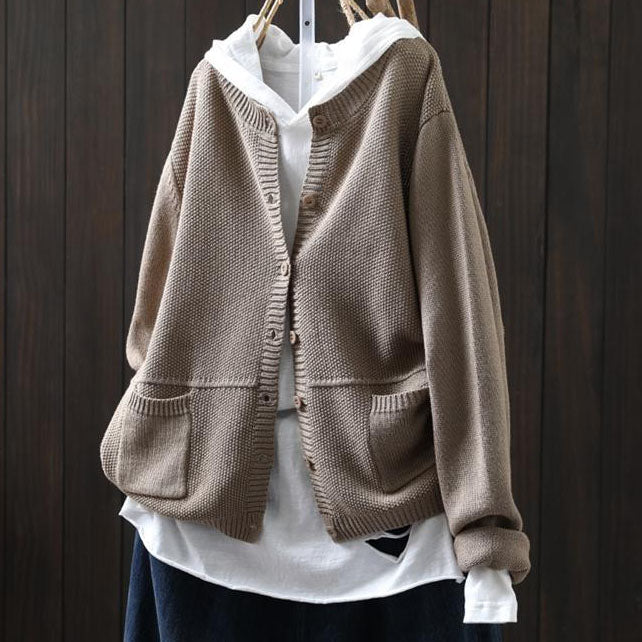 Casual and comfortable cashmere sweater in solid color, buttoned 02