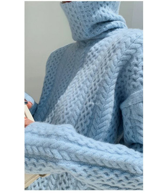 Comfortable sweater with a cashmere turtleneck in solid color