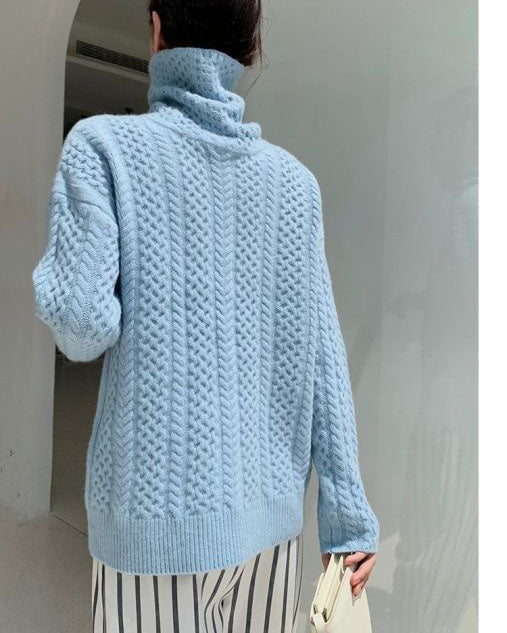 Comfortable sweater with a cashmere turtleneck in solid color
