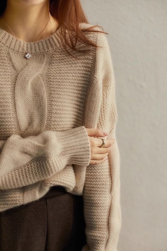 Solid color cashmere sweater with a round neckline, elegant and comfortable