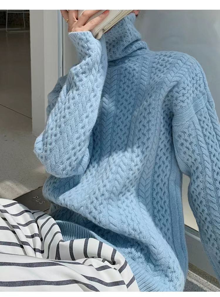 Comfortable sweater with a cashmere turtleneck in solid color