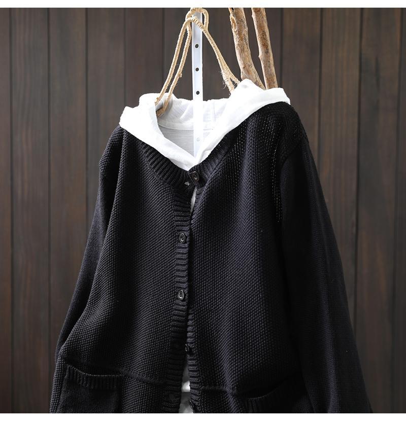 Casual and comfortable cashmere sweater in solid color, buttoned 03