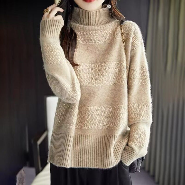 Luxurious, discreet turtleneck sweater with print, elegant and comfortable