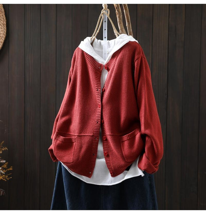 Casual and comfortable cashmere sweater in solid color, button-up