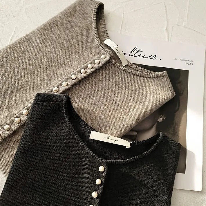 Elegant and comfortable retro-style cardigan in a solid color, soft as a cloud