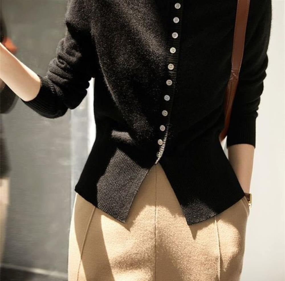 Elegant and comfortable cardigan made of soft knit, buttoned