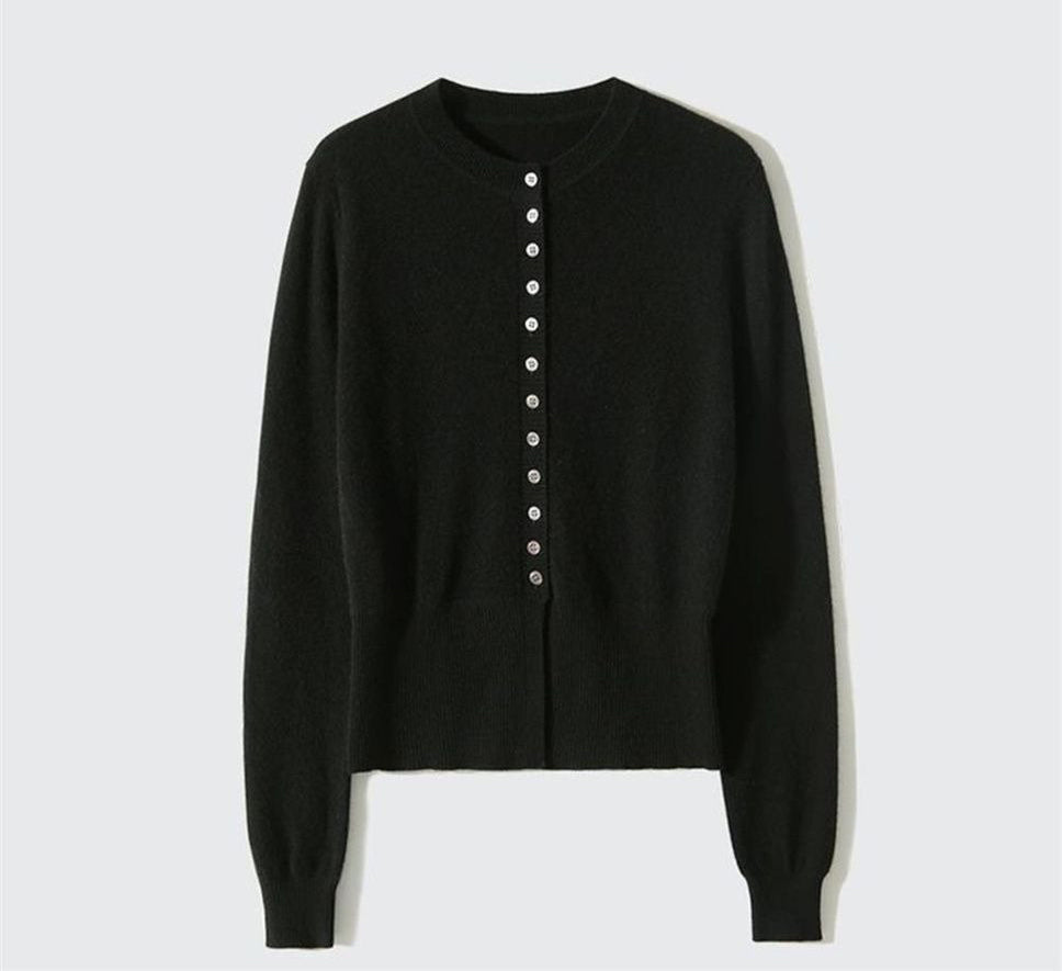 Elegant and comfortable cardigan made of soft knit, buttoned
