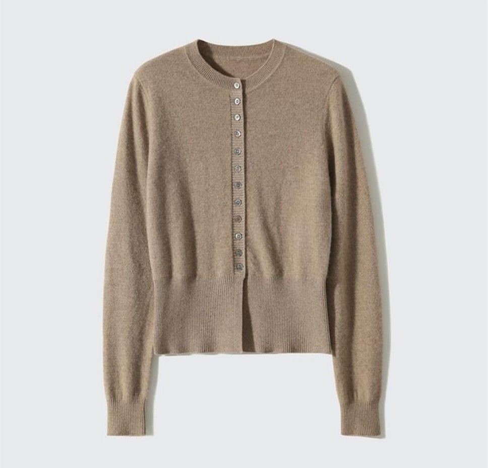 Elegant and comfortable cardigan made of soft knit, buttoned