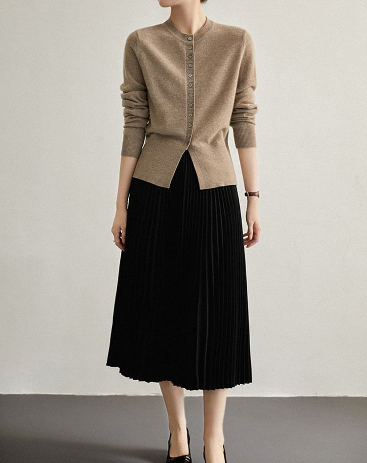 Elegant and comfortable cardigan made of soft knit, buttoned