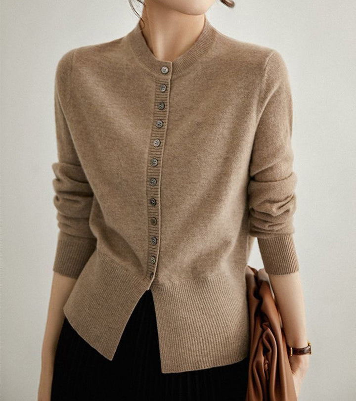 Elegant and comfortable cardigan made of soft knit, buttoned