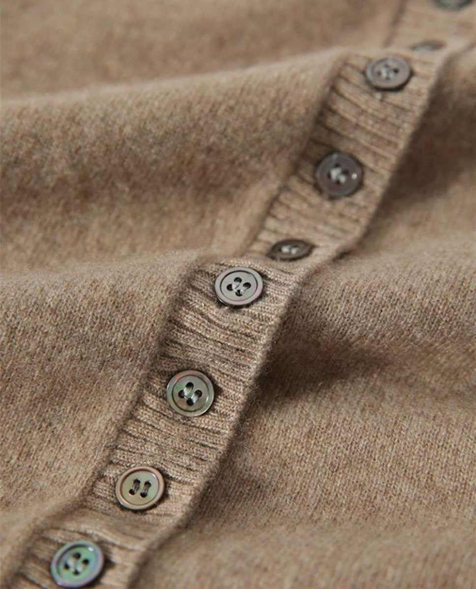 Elegant and comfortable cardigan made of soft knit, buttoned